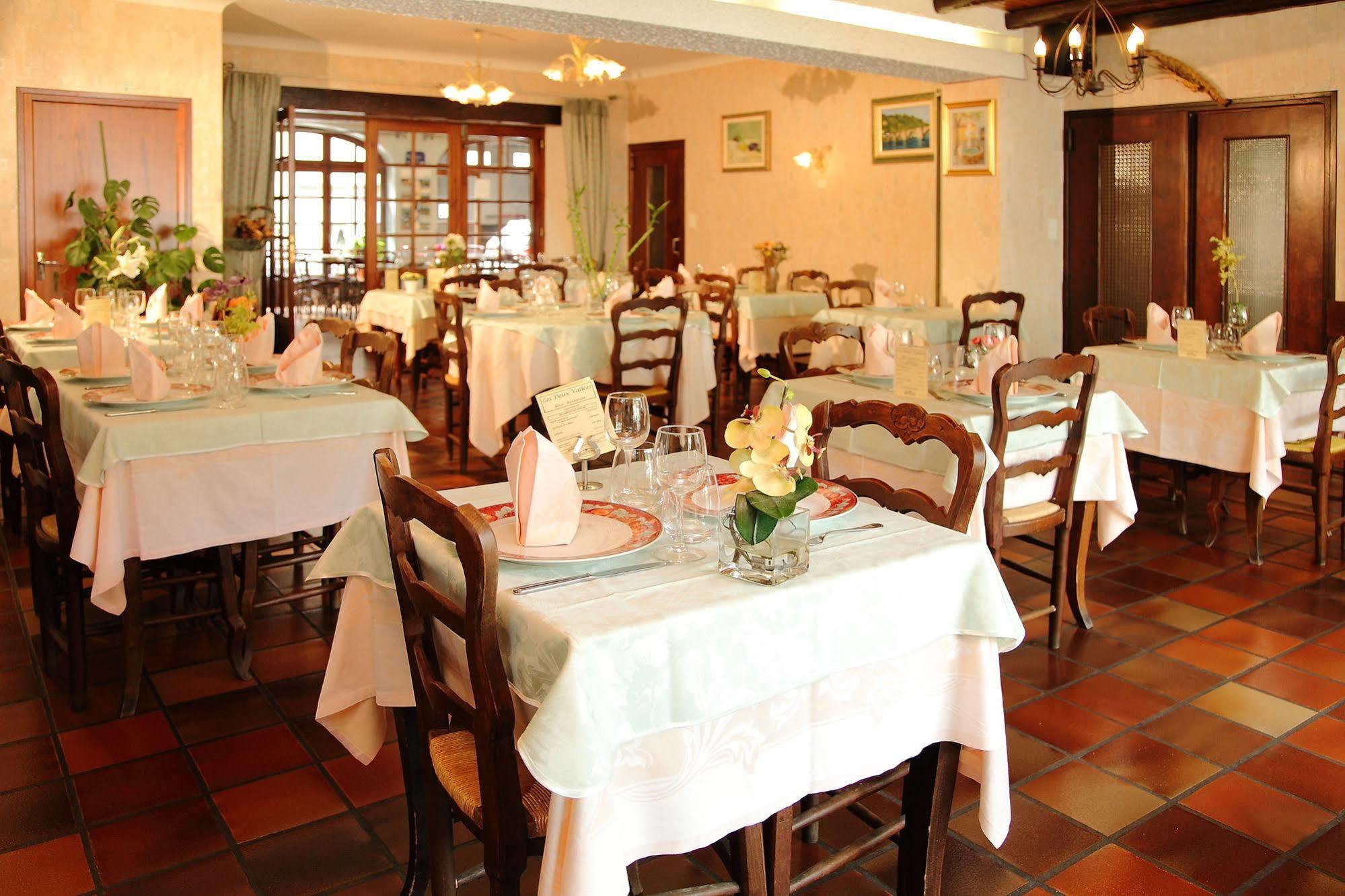 Hotel Restaurant Des Deux Vallees Entraygues-sur-Truyere Exterior photo